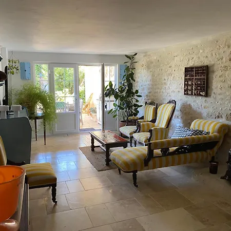 Les Volets Bleus * Brie-sous-Mortagne