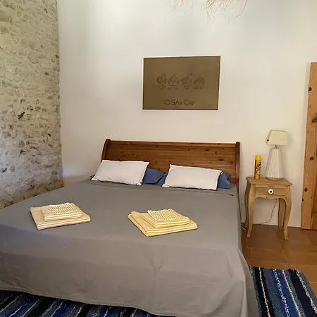 Les Volets Bleus * Brie-sous-Mortagne