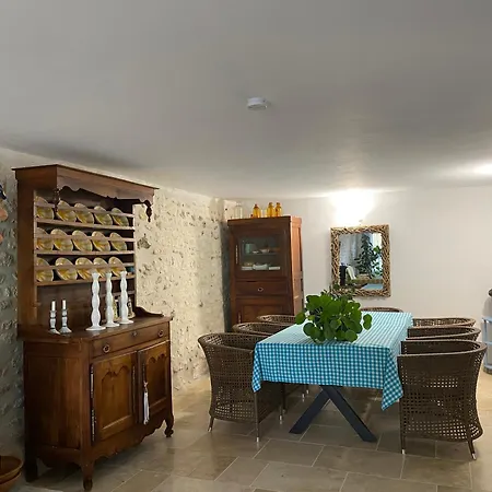 Les Volets Bleus Brie-sous-Mortagne