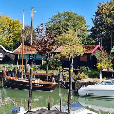 Les Volets Bleus * Brie-sous-Mortagne