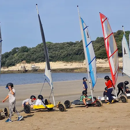 Les Volets Bleus Hébergement de vacances Brie-sous-Mortagne
