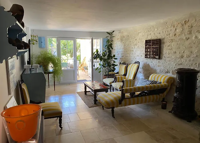 Les Volets Bleus * Brie-sous-Mortagne