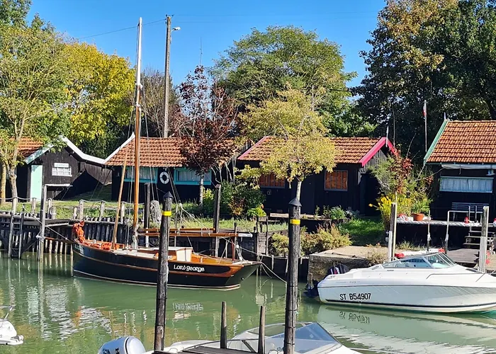 Les Volets Bleus * Brie-sous-Mortagne