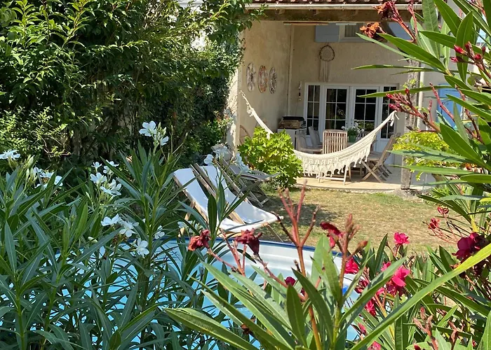 Les Volets Bleus * Brie-sous-Mortagne