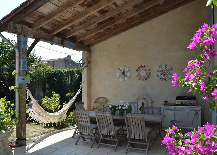 Сasa de vacaciones Les Volets Bleus Brie-sous-Mortagne